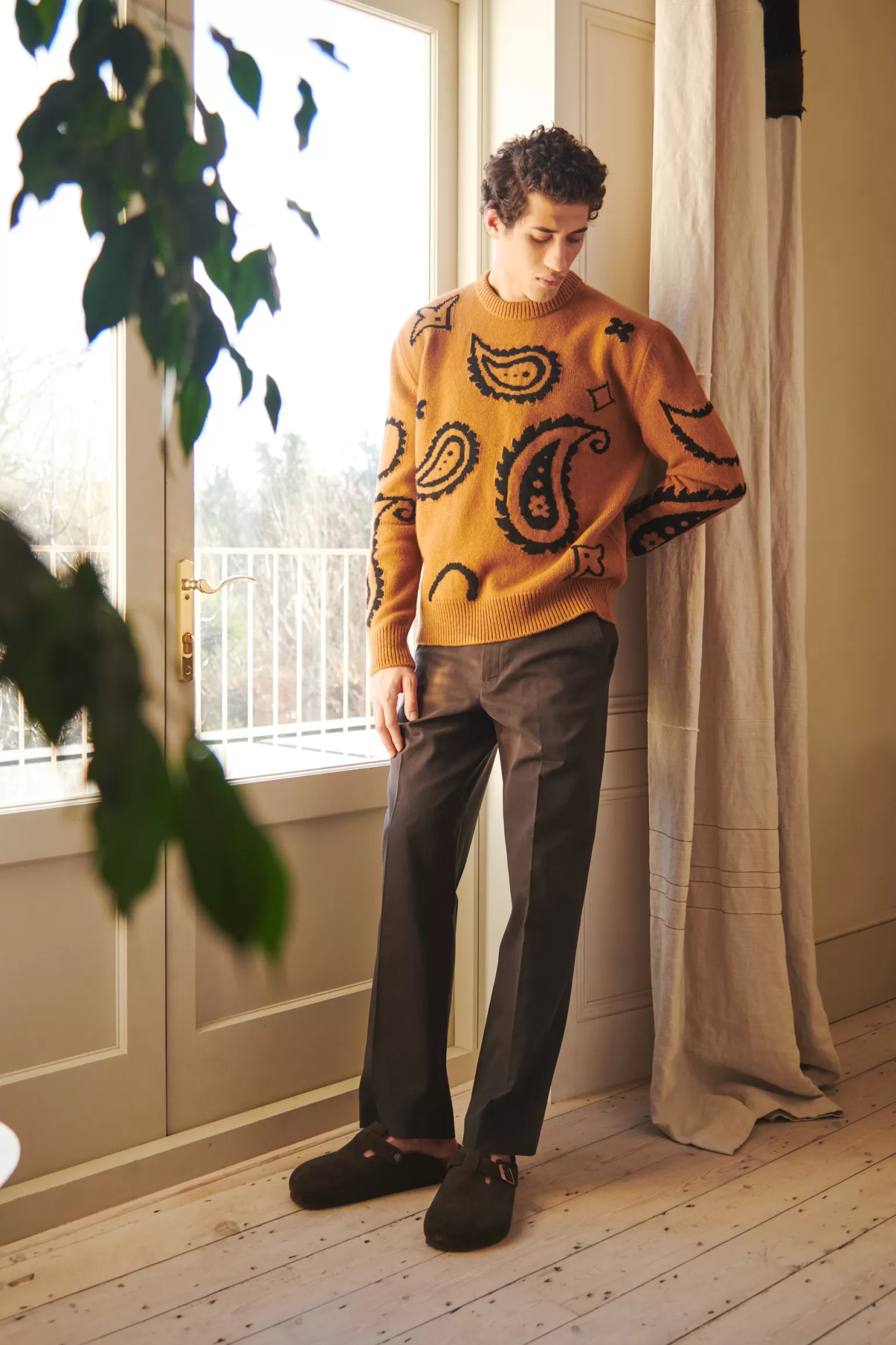 Pringle of Scotland Lambswool Round Neck Jumper With Exploded Paisley Intarsia Pattern In Vicuna And Black