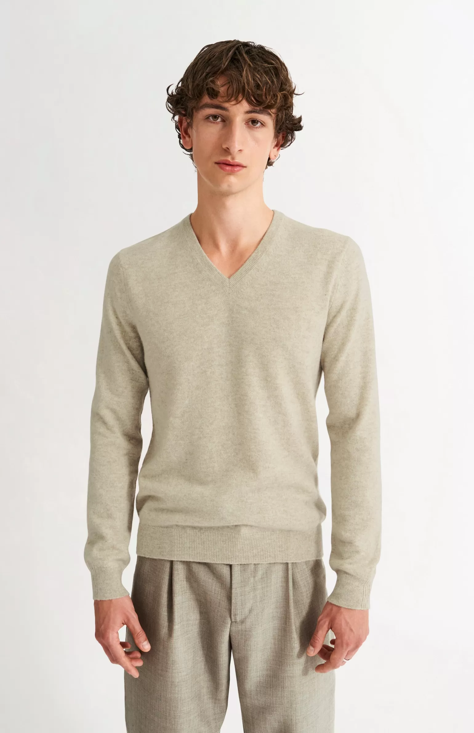 Pringle of Scotland Men's Classic V Neck Cashmere Jumper In Oatmeal